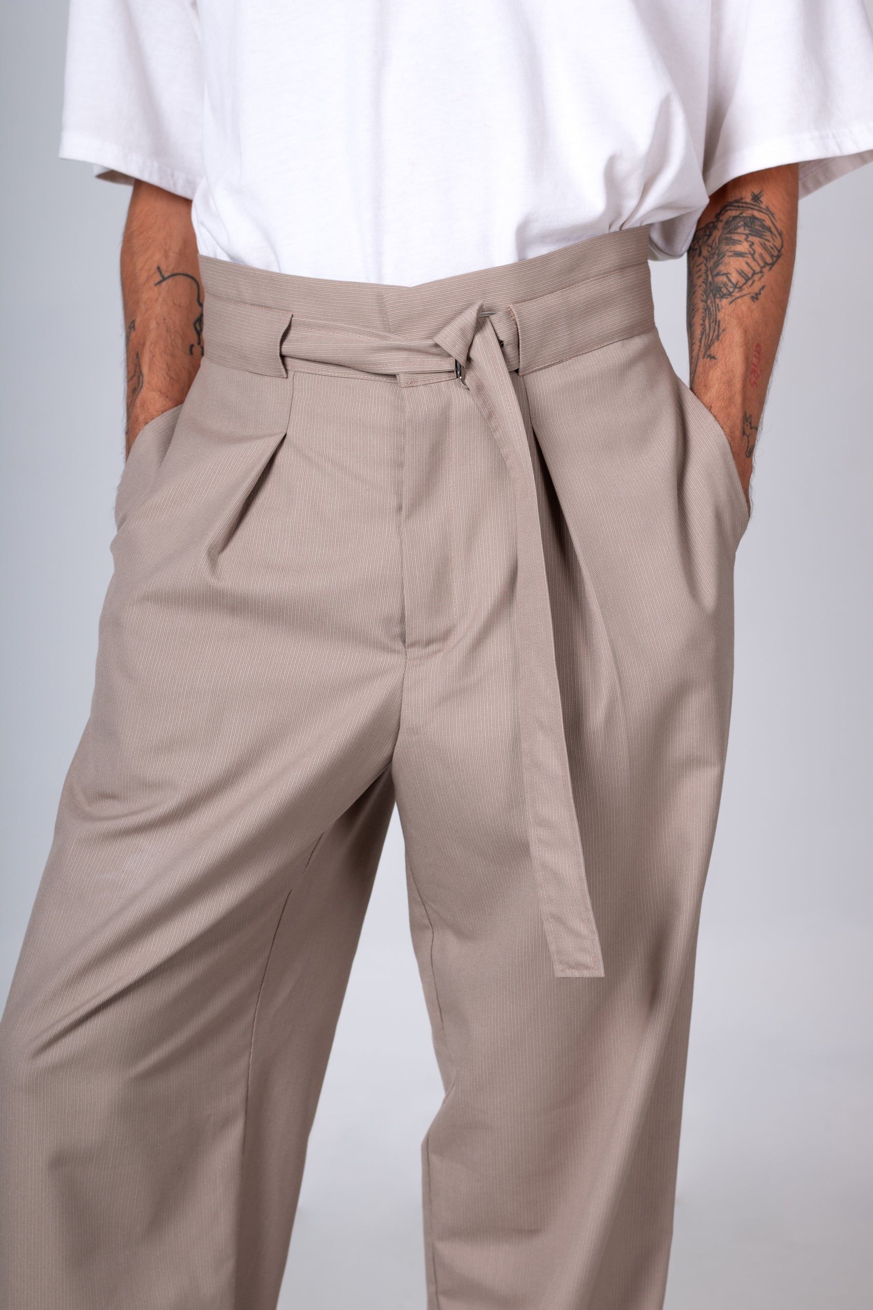PANTALON CON CINTURON EN PRETINA
