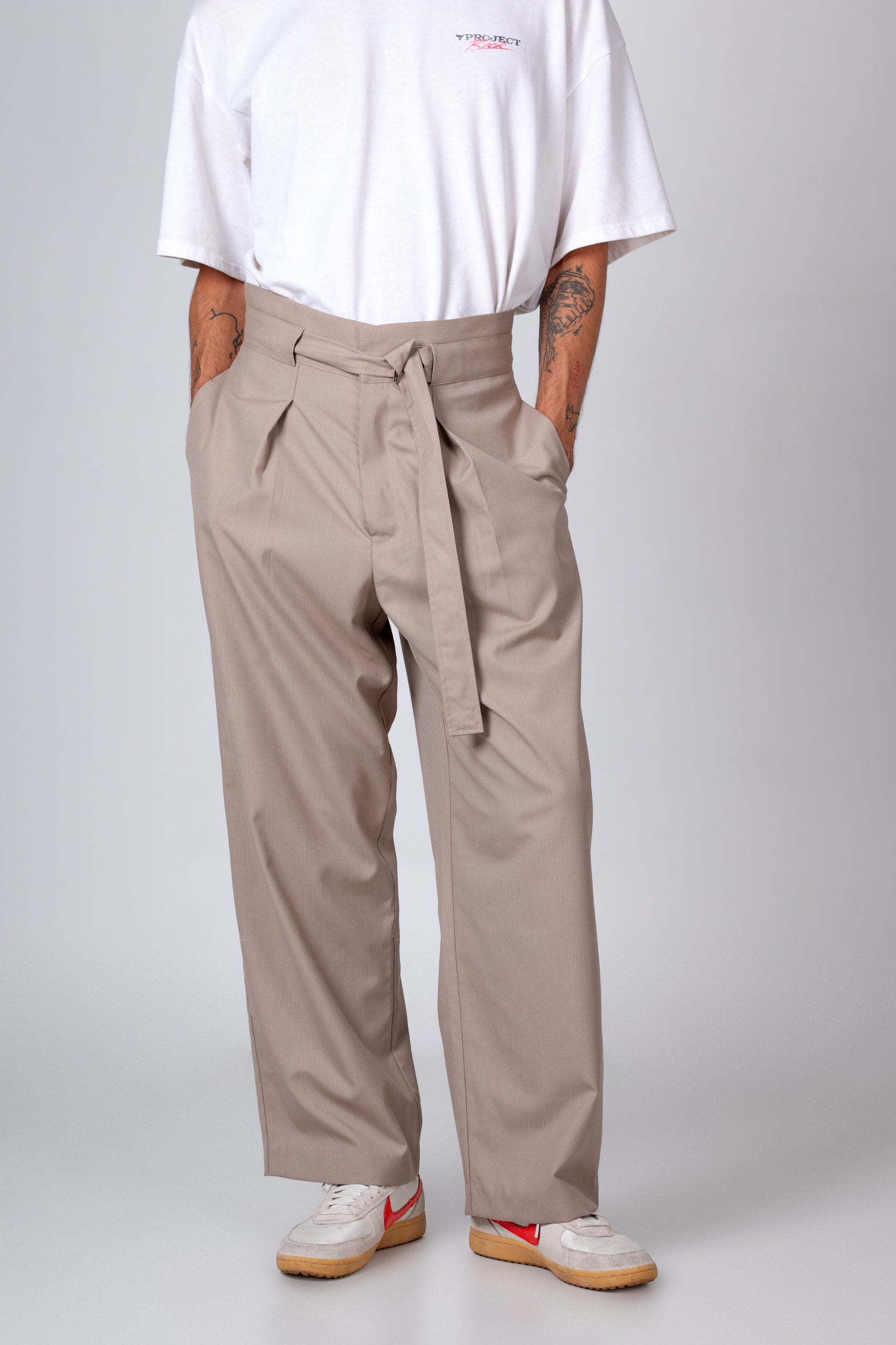 PANTALON CON CINTURON EN PRETINA