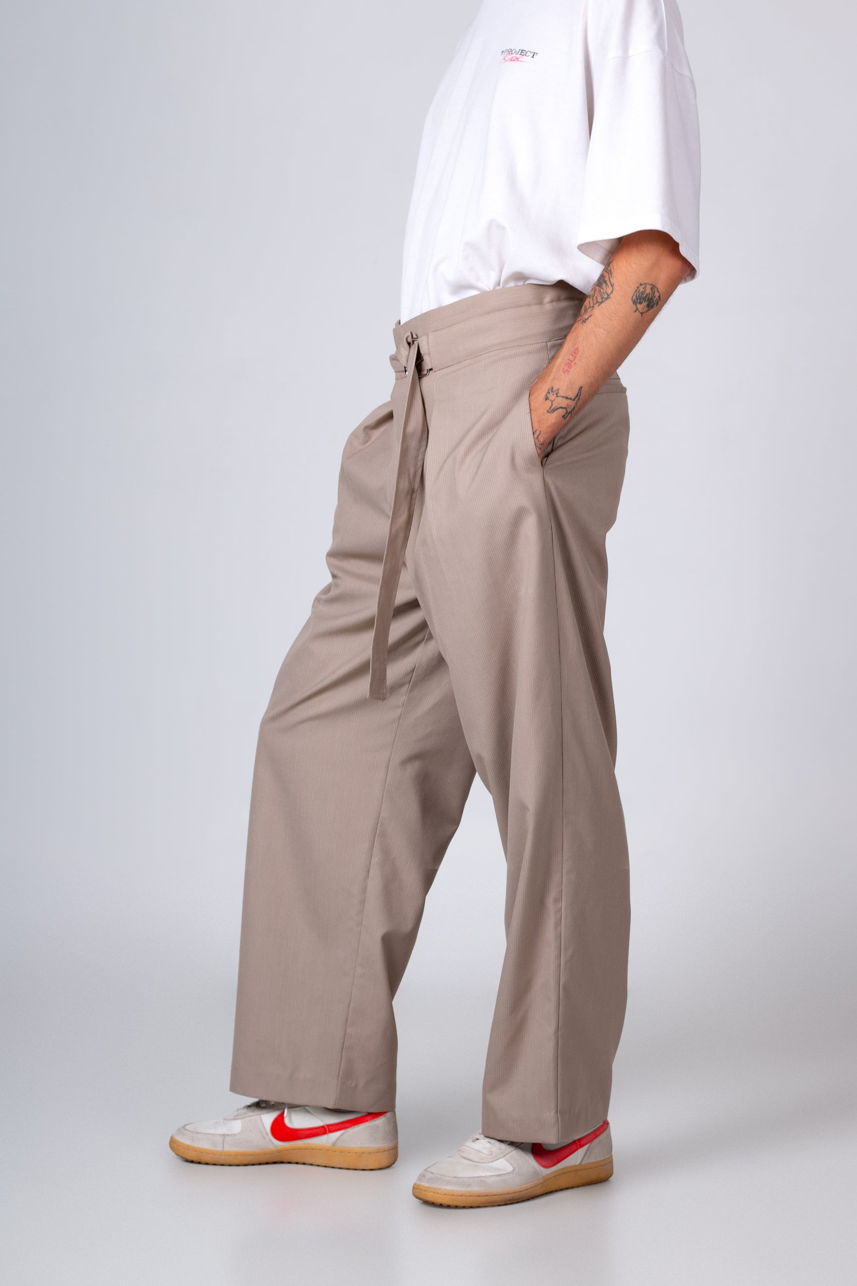 PANTALON CON CINTURON EN PRETINA