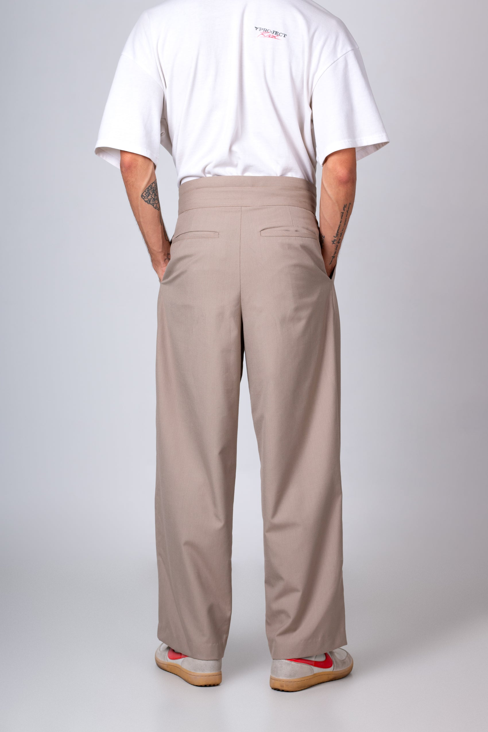 PANTALON CON CINTURON EN PRETINA