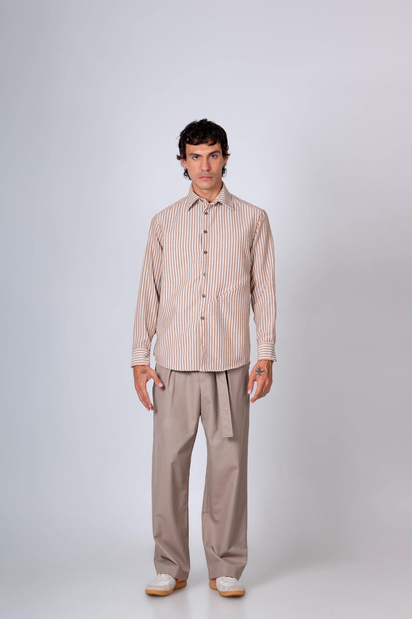CAMISA CON BOLSA DIAGONAL OCULTA