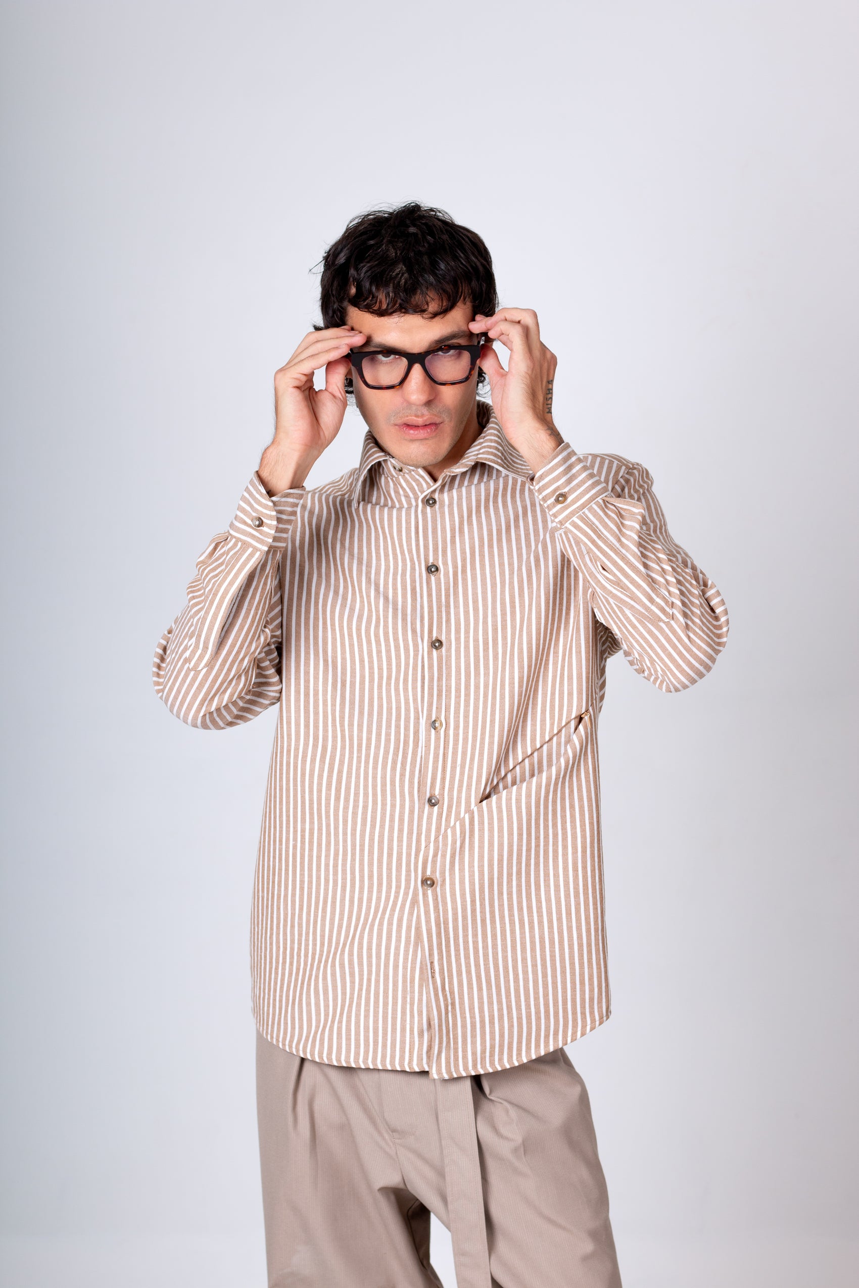 CAMISA CON BOLSA DIAGONAL OCULTA