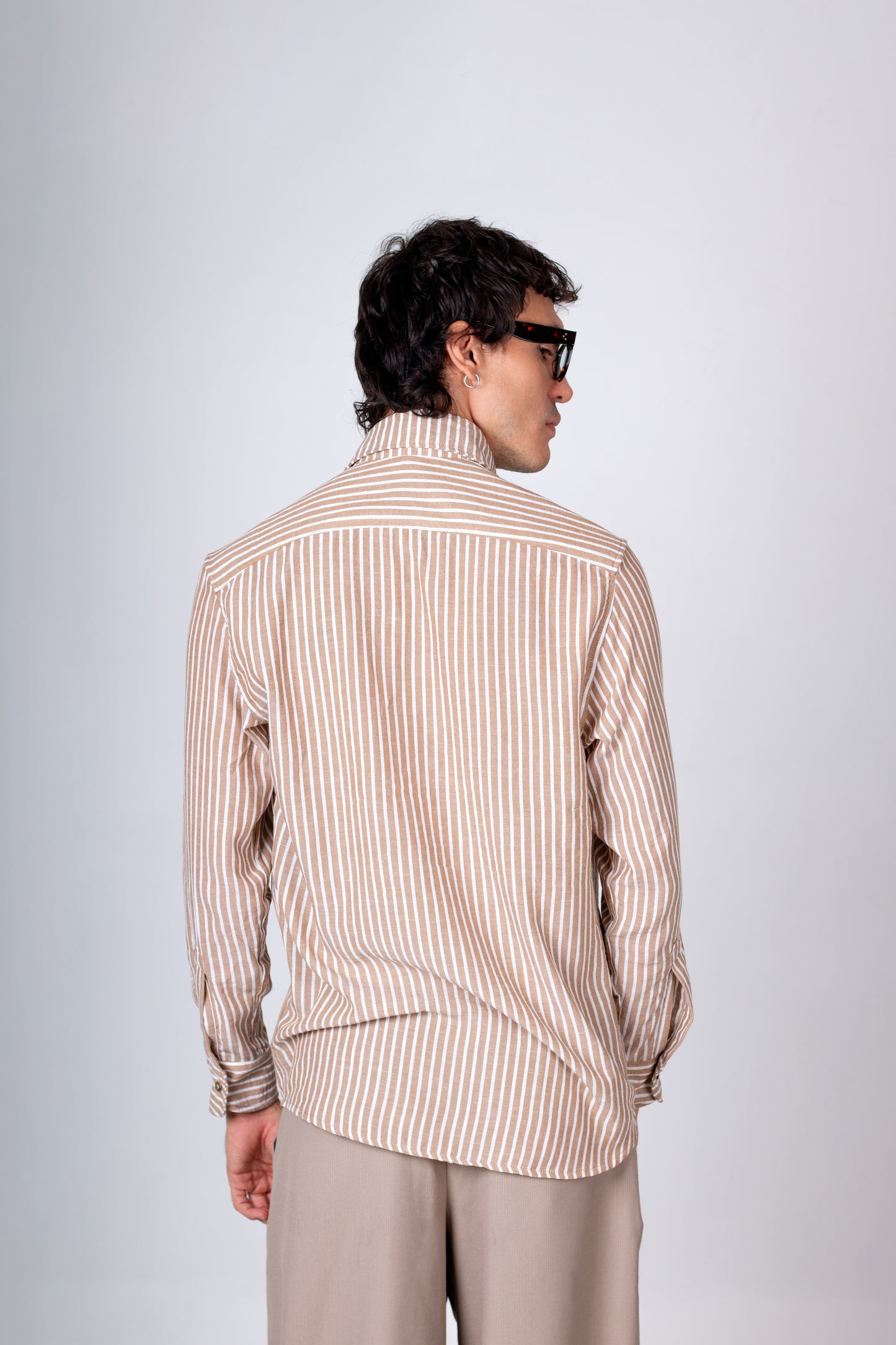 CAMISA CON BOLSA DIAGONAL OCULTA